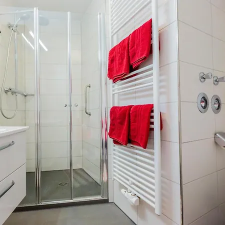Residenz Meeresbrandung 32 Mit Balkon Und Meerblick . 4.stock, Einbaukueche, Geschirrspueler, 2 X Tv,schwimmbad, Sauna , Reservierter Stellplatz, Wlan ! Apartmán *